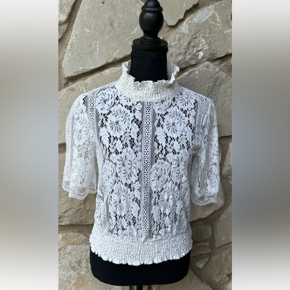 Peach Brand Lace Top‎ S/M Ivory Elastic Waist High Neck Short Sleeve Excellent